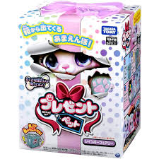 商品説明メーカー名タカラトミー サイズパッケージ：縦29.5cm 横23cm 奥行20cm商品仕様対象年齢：6才以上商品説明 箱から出てくるあまえんぼ! あなたに会うために、自分で箱から出てくるよ!? 内箱のタグを引っぱると、箱がガタガタ動いて、、ワンワン鳴きながら箱からわんこが登場! かわいいわんことの素敵な出会いを体験いただけます。 また、箱から出てきたわんことは、さまざまな遊びが楽しめます。レインボーフェアリーからは花のカチューシャをつけたわんこが出てきます。 (色は2種類・種類は選べません)