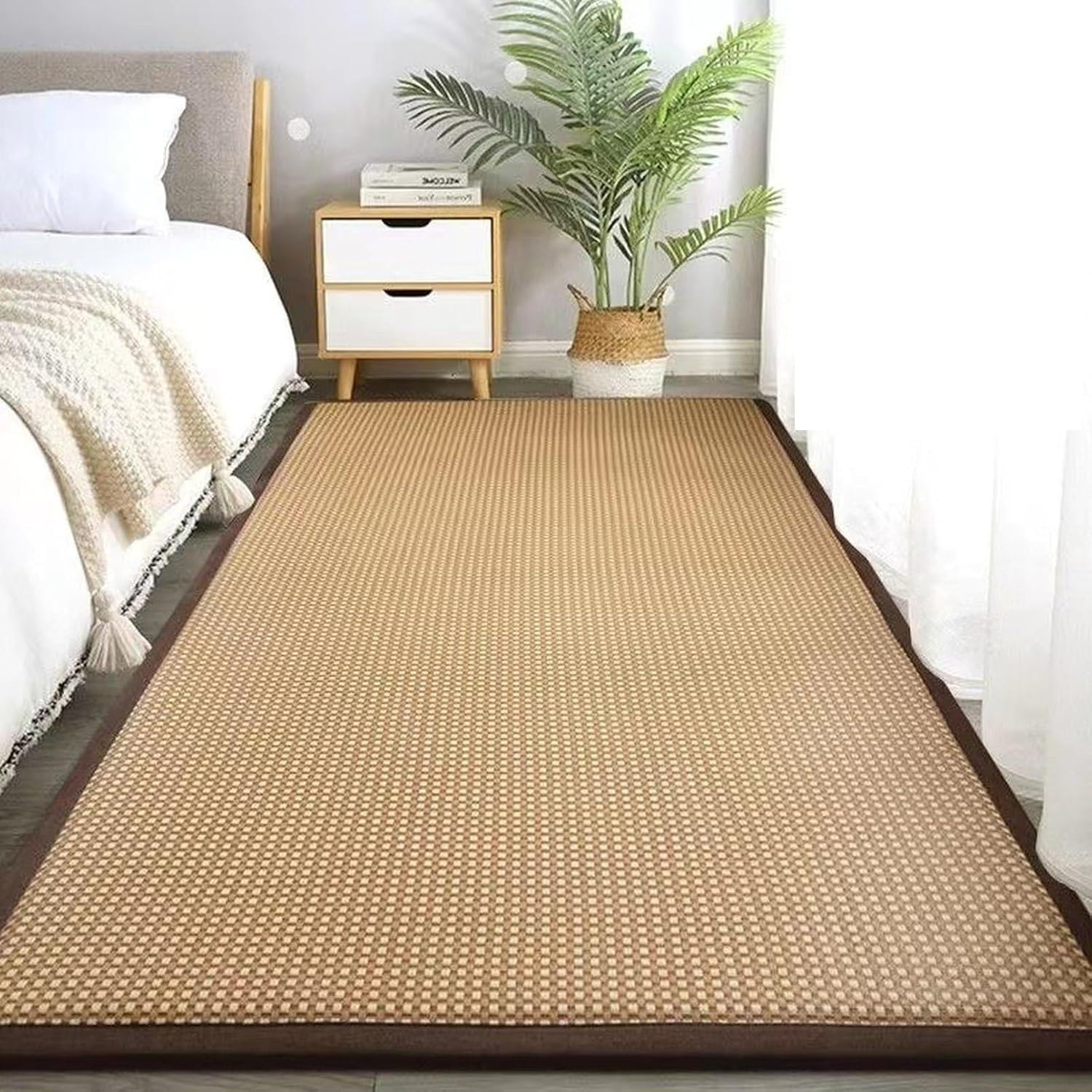 　　　 -------商品詳細------- 【抗菌防ダニ】ラグマットは環境に優しい材料を使用して、抗菌除臭の機能があり、菌とダニの繁殖を抑制する清潔感があります。ドット樹脂加工を施した不織綿で裏貼りをしており、床を傷つけず、ずれにくく滑り止め効果をUPさせます。 【優れた保温・断熱効果】い草の茎はスポンジ構造となっており、たくさんの空気を含んでいるため、保温や断熱効果があります。い草は湿気が多いときには吸収し、乾燥すると放出しますので、調湿効果もあります。 【幅広なヘム加工】大きめに折り返した幅広ヘム仕様。コントラストを効かせた縁取りで、高級感も添えて、オシャレ感を演出します。 【お手入れ簡単】日常は掃除機で掃除することができます。簡単な汚れでしたら、濡らした布なのでさっと拭き取ると簡単に汚れが落ちます。丸洗い可能ですので、ペットや小さいお子様がいらっしゃるご家庭でも汚れを気にせず安心してご使用いただけます。 【使用体験｜折りたたみ＆メンテ簡単】 軽量設計の折りたたみ畳マットは女性でも簡単に持ち運び・収納可能。使わないときはサッと畳んでコンパクトに。表面は汚れが付きにくく、サッと拭くだけでお手入れ完了。忙しい現代人の暮らしに寄り添う、ストレスフリーな使い心地です。説明 ■【様々なシーンにおすすめです！】 ?夏はエアコンによる冷え過ぎをカバーし、冬はホットカーペット・床暖房対応、梅雨時に問題なく使用しています。 ?通気性と放熱性に優れ、長時間使用しても蒸し暑くなく、一晩中22℃-25℃の快適な睡眠温度を維持しています。 ?ベッドの辺、玄関、和室や客間、リビング、ダイニングなどの人が集まる空間や、プライベートルームといった落ち着きを演出する空間など、どのお部屋にもぴったりです。 ?いぐさラグはひんやりと冷たい涼感ラグとして使用することができます。そのため、夏用ラグとして使うことができます。夏ラグとして自然なお部屋づくりをすることもでき、 ?フローリングに敷くことで、洋室の中に和室を作ることもできます。和モダンな雰囲気も作ることができます。リビングや客室のような、和風テイストをお部屋に取り入れたい場合にオススメの商品です。 ?出窓、バルコニー、茶室、リビングなどさまざまなスペースに完璧に馴染みます。禅風のティーテーブルの粋な雰囲気にも、モダンな民泊の玄関にも自然に溶け込みます。 ?厚手の素材は、猫の爪痕防止の敷物としてだけでなく、キッチンの入り口で油汚れを防いだり、寝室のベッドのそばで柔らかい触感を提供したりと、用途が広がります。 ■【メリット】 ?置きたい場所に合わせて大きさを調整することができ！ ?マットを1枚敷くだけで、日常の中の小さい傷や汚れから大切な床を守り！ ?清掃簡単・繰り返し使用でき；洗濯機で丸洗い、汚れたらサッと洗っていつでも清潔！ ?長い梅雨の日でも大雪の日の中でもフロア汚れを最小限に抑えます ?カーペット表面の凸凹が屋内に持ち込みたくないホコリ汚れや水などをしっかり捕らえ、吸収 ?吸音性が高い、様々なところに適しています ?滑り止めに優れ、安全に使えます ■【ご注意】 ?素材特有の匂いがある場合がございます。そのままに開けて、（2-5日）しばらく後自然に匂いがなくなります！ ?安心サービス：万が一商品が問題あるなら、すぐにご連絡ください, 必ず満足できるアフターサービスを提供いたします。