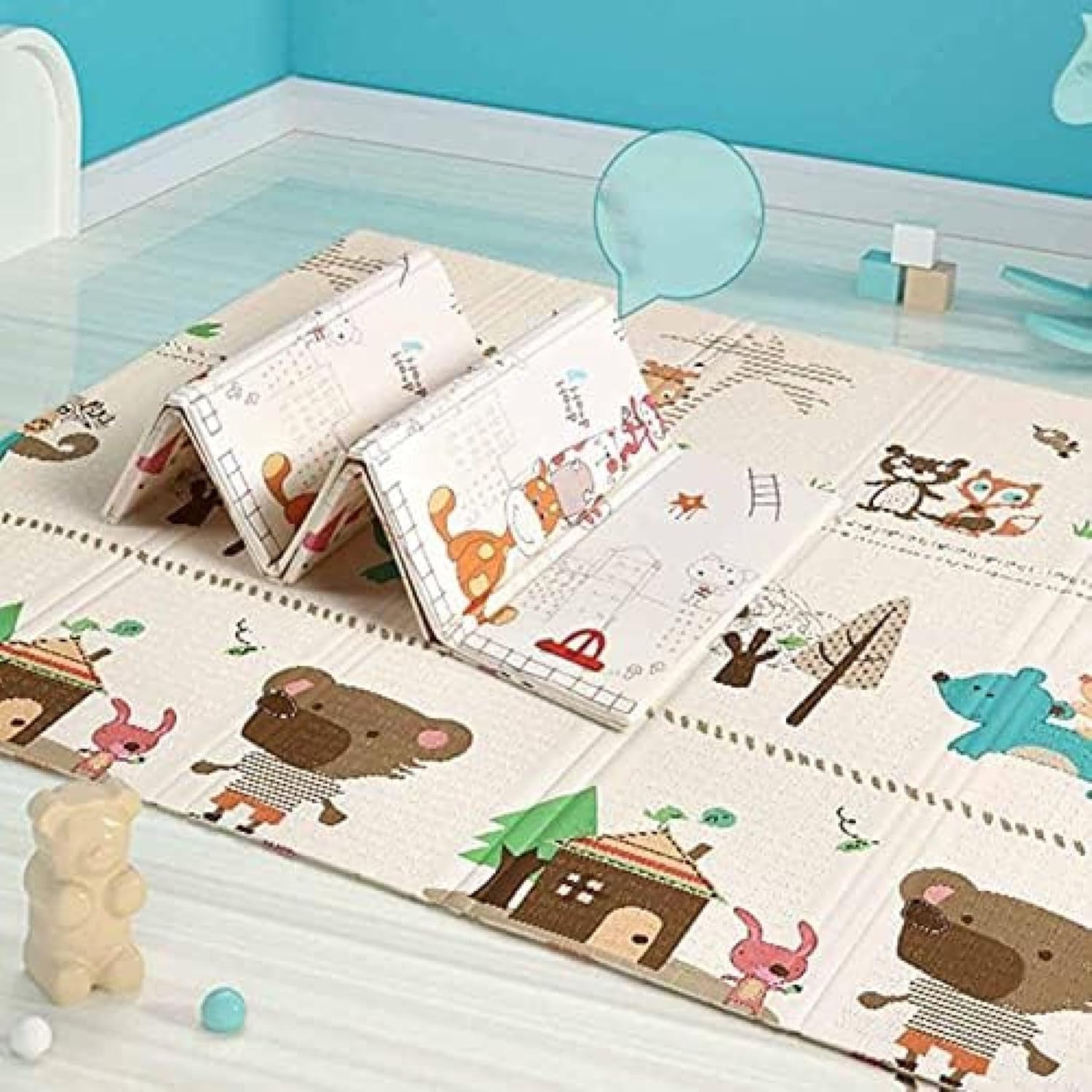 　　　 -------商品詳細------- 【安全性と快適性】赤ちゃん転倒対策にぴったりのベビーマットは滑り止め加工とクッション性のXPE素材で作られており、子供が安心して遊べる環境を提供します。 【万能な機能性】高密度フォームを使用しているので、クライミングマットは防衝撃・防音・防汚の機能を持ち、お手入れも簡単で使いやすいです。 【コンパクト＆携帯性】折りたたみ可能なクライミングマットは簡単に収納でき、持ち運びも便利。お出かけやおうちの中で手軽に使用できます。 【刺激的なデザイン】両面がパズルのようなデザインで、赤ちゃんの想像力や認知能力を楽しく刺激。可愛い動物のイラストが子供たちを楽しませます。 【幅広い用途】リビングやベッドルームでの使用はもちろん、ピクニックやビーチでの利用も可能。汚れや砂から子供を守るために重宝する便利アイテムです。説明 **折りたたみ可能なXPE素材の赤ちゃん用プレイマット - 滑らず衝撃吸収、防水防音で安全な楽しい遊び空間**?【赤ちゃんの安全保障】滑り止めとクッション性のあるXPE素材で作られ、赤ちゃんを安心して遊ばせることができます。?【衝撃吸収・防音・お手入れ簡単】ベビーマットは高密度フォームで衝撃を吸収し、周囲や階下に音を響かせません。お手入れも水で拭くだけで簡単です。?【コンパクト収納・持ち運び便利】折りたたんで収納でき、簡単に持ち運ぶことができます。家の中だけでなく、外出時にも便利です。?【刺激的なパズルデザイン】両面がパズルのデザインで、赤ちゃんの想像力と認知能力を刺激します。子供たちが楽しみながら学ぶことができます。?【多目的に使用可能】ゲームクロールマットとして使用するだけでなく、ピクニックマットや砂に触れさせないためのマットとしても活用できます。幅広い用途があります。