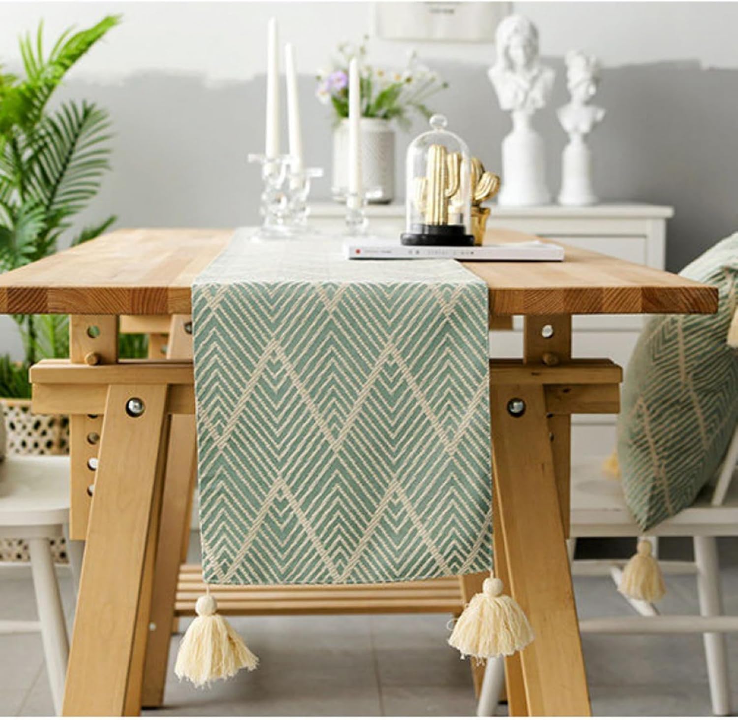 　　　 -------商品詳細------- 【高級感のある生地】厚みのある生地で高級感があります。型崩れやしわになりにくい扱いやすいポリエステル素材です。また柔らかく、汚れや熱さにも強いです。 【良い雰囲気】テーブルランナー1枚で簡単にお洒落で華やかなダイニングに早変わりします。いつもの食卓に上品な雰囲気をプラス。 【テーブルランナー】テーブルランナーはテーブルの中央に掛ける帯状のファブリックです。 全体を引き締め、コーディネートのアクセントになります。食卓を彩る、テーブルランナーのある暮らしをお楽しみください。 【タッセルのアクセント】テーブルランナーの端には、美しいタッセルが付いています。これがアクセントとなり、テーブルに動きと独自のスタイルを加えます。タッセルは優雅なディテールとして、全体のデザインを引き立てます。 【用途】食器やコップがすべりにくく、音も静かです。気分転換してお部屋をもっと楽しく快適にします。部屋のいい雰囲気は、仕事と勉強が終わった後の心身の疲れをいやし、活力を取り戻すことができます。パーティーでも、日常でも、おもてなしでも、とても雰囲気がいっぱいです。説明 ※ パッケージ内容はテーブルランナーのみ含まれています。 【テーブルランナー】テーブルランナーはテーブルの中央に掛ける帯状のファブリックです。 全体を引き締め、コーディネートのアクセントになります。食卓を彩る、テーブルランナーのある暮らしをお楽しみください。 【シンプル】テーブルの中央にかけるテーブルランナーは、ダイニングをおしゃれに華やかにコーディネートしてくれます。シンプルでインテリアに馴染むデザインです。テーブルランナーを敷くだけでパっと特別な空間に。家族と囲む日々の食卓に、友人などが集うホームパーティや記念日に。テーブルランナーひとつで素敵な雰囲気を彩ります。 【特徴】和風と洋風は柄に合わせて混ぜて使うことができ、家庭で必要な用品として頻繁に使うことです、私たちのテーブルランナーは机を日常の擦り傷や汚れ、ほこりから守ってくれます。 【用途】食器やコップがすべりにくく、音も静かです。気分転換してお部屋をもっと楽しく快適にします。部屋のいい雰囲気は、仕事と勉強が終わった後の心身の疲れをいやし、活力を取り戻すことができます。パーティーでも、日常でも、おもてなしでも、とても雰囲気がいっぱいです。 【ご注意】 ※ 寸法につきまして、表示サイズと製品の誤差+1％〜-1％は、判断基準の許容範囲内とされておりますのでご了承ください。 ※ 密閉梱包状態の為、においがこもっておりますが、時間が経つにつれてにおいは減少します。気になる時は数日陰干しか、消臭スプレーをお試しください。 ※ 画像と実物のカラーにつきましては、撮影時の光加減やお客様のブラウザによって、実際のイメージと若干異なる場合もあります。ご了承ください。