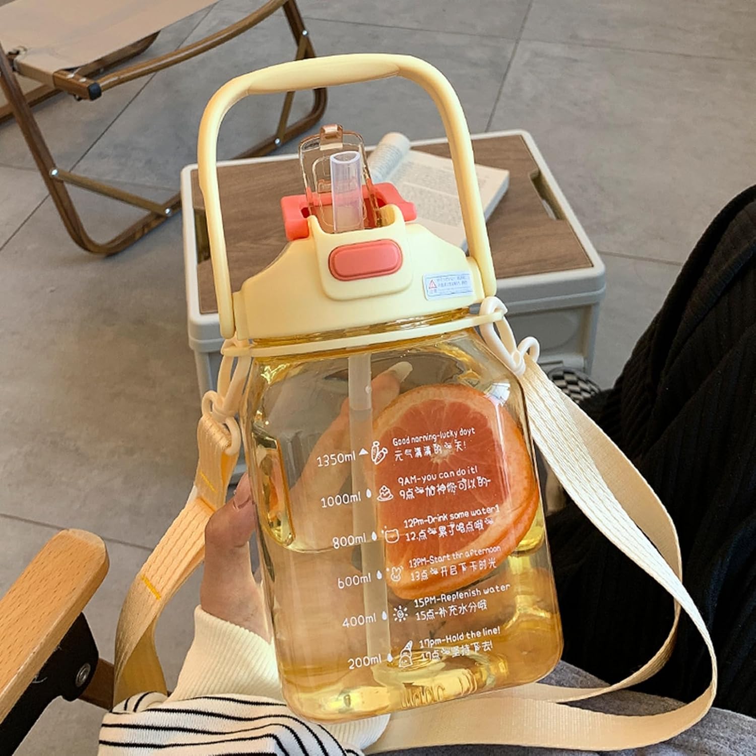 水筒 1350ml 目盛り ストロー 直飲み ウォーターボトル 夏用 大型 2つの飲み方 ベルト キャリーハンド..