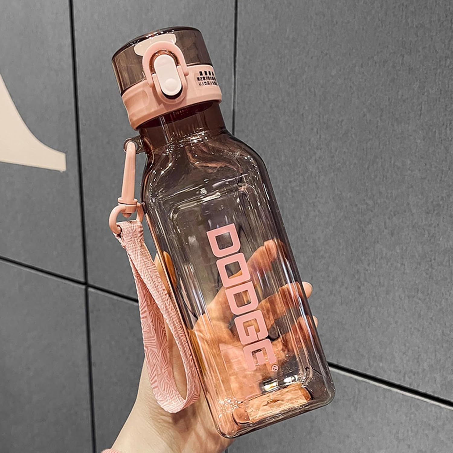 　　　 -------商品詳細------- 【サイズ】サイズ：約5.8*7.5*23.3CM、容量：700/1000ML 【ワンタッチオープン】透明なボディでおしゃれにシンプルなフォルムに透明なボディでスタイリッシュなデザイン。フルーツやミントを入れてもオシャレに決まります。 【目盛り付き】毎日で忘れがちな水分補給ですが、目盛りで確認が出来て飲み忘れを防ぎます。 【軽量】軽量なので持ち運びに便利です。温かい飲み物、冷たい飲み物、どちらも入れていただけます。温度は0°から80°までにお願いします！ 【満足サービス】：ご利用中に問題が発生した場合は、お気軽にご連絡ください。24時間以内にメールでご連絡いたします。説明 【製品仕様】 製品名：ウォーターボトル 容量：700/1000ML 素材：食品級のプラスチック 素材：PC / PP / シリコーン / 織りロープ 耐熱性：0-100℃ ■適用性：このカップは自分にだけではなく、いいギフトとして他の人を送られます。誕生日プレゼント、還暦お祝い、昇進お祝い、入学お祝い、母の日プレゼント、父の日プレゼント、七夕のプレゼント、クリスマスギフト、新年プレゼントとしても最適。 【特徴】 -食用プラスチック、食品グレードの材料として、無害無臭、体にも優しいです。 -軽量、携帯用で持ち運びしやすい、クライミングやトレーニング、ジョギングなどアウトドアの運動時は水分補給ができます。 -厳格な生産検査と構造上の利点、水漏れなし。 キャンプ、ハイキング、アウトドアスポーツ、フィットネス、ヨガ、サイクリング、エクササイズ、釣り、バーベキュー、または日常の家に非常に適しています。 ▽何かの質問があれば、ご遠慮なくメールにてお問い合わせください。弊店はご要望に応じられるよう最善を尽くしますから、ご安心くださいませ。