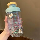 ウォーターボトル 750ml リボン 目盛り 水筒 Tritan 透明カップ 直飲み ハンドル付き プラスチック ボトル オシャレボトル 超軽量 便利な シーム...