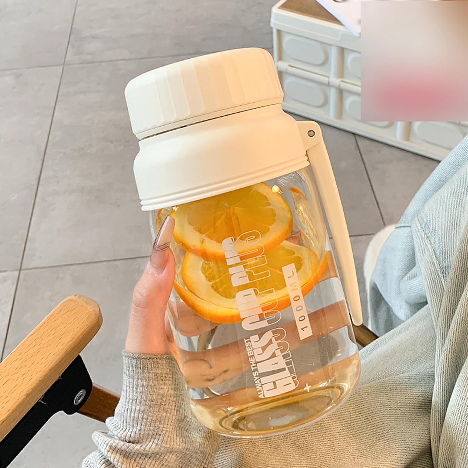 ガラスボトル 1.3リットル水筒 手提げ付き ウォーターボトル 蓋付き 大容量 茶こし 直飲み クリア 水分..