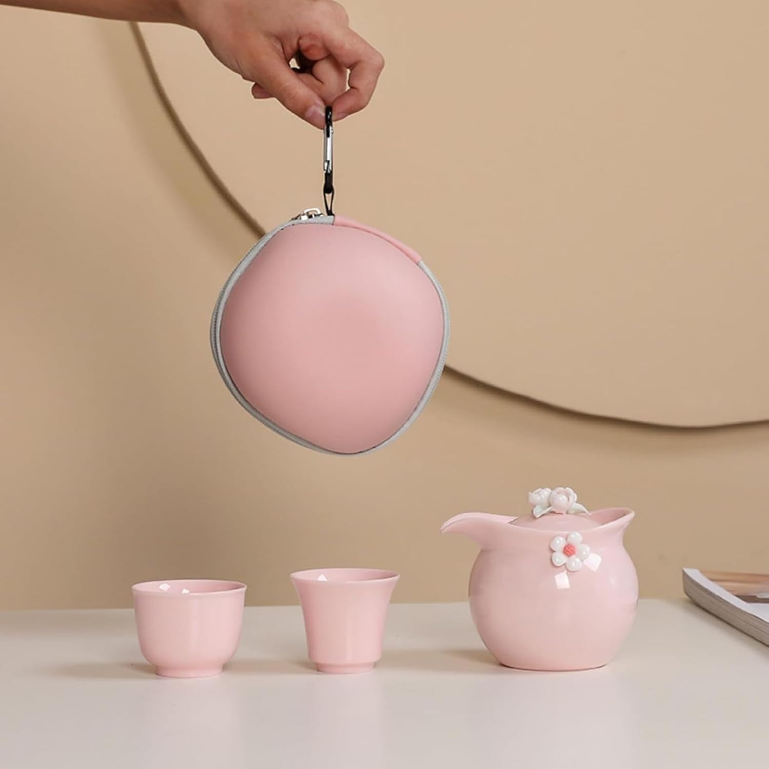 　　　 -------商品詳細------- 思い出を作る二人前用ティーセット。どこにでも持ち運べる収納バッグ付き。 コンパクト設計でスペースを取らず、アウトドアやオフィスで気軽にお茶を楽しめます。 美しく実用的なデザインで、贈り物に最適。...