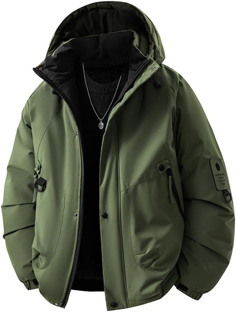 　　　 -------商品詳細------- 【魅力を引き立てるデザイン】ダウンコートは中綿をしっかりと充填しており、軽量ながら高い保温性を実現しています。これからの寒いシーズンに大活躍することは間違いありません。マットな質感で落ち着いた雰囲気を演出し、高級感あふれる印象を与えます。 【保温性】メンズジャケットは、複雑に絡み合った3種類の異なる太さの繊維が、熱の動きを遮断して、保温力の元となる暖かい空気をたっぷりと蓄えます。 【運動時の蒸れを効果的に抑制】独自開発の透湿性ファブリックを使用しています。内部の湿気を外部に逃がしてくれるため、軽い運動をしても蒸れにくく、ドライで快適な着心地を維持できます。同時に、体温の低下も防ぎます。 【シングルキルト構造】表地と裏地をつぶし縫いで縫製しています。これにより中綿の片寄りを防いで保温効率を高めるだけでなく、製品の軽量性とコンパクト性にも貢献しています。 【幅広いコーディネートに対応】アウトドアジャケットはシンプルなデザインで魅力を最大限に引き立てます。ニットやシャツと組み合わせれば大人カジュアルなスタイルに、トレーナーと合わせれば大人の休日コーデとしてもご着用いただけます。お出かけ、通勤、通学、登山、キャンプなど、様々な場面で活躍できる万能アイテムです。説明 【商品詳細】　商品名:ダウンジャケット　表素材：ポリエステル　裏素材：ポリエステル　充填物：ファイバー中綿【マジックテープ袖口】寒い季節の風の侵入を効果的に防ぎます。【高めの襟元】フロントのジップを首元まで閉めると、首元をしっかり覆えるため、防寒性が大幅に向上します。【軽量コンパクトで携行便利】軽量な設計で、スタッフバッグなどに収納するとコンパクトにまとまり、携行が非常に便利です。【ポケット付き】便利なポケットを装着したデザインで、スマホや小物など手持ちの物品を簡単に持ち運べます。【お手入れ簡単】ご家庭での洗濯が可能で、汚れやにおいがついても気軽に洗浄できるため、常に清潔を保てます。【注意点】 お湯による洗濯はお避けください。手洗いまたは洗濯機使用の際は、中性洗剤をお使いください。　着用や洗濯を重ねると、色褪せする場合があります。　摩擦により移染しやすいため、白物との併用はご注意ください。　また、他の物品への移染を防ぐため、単独で洗濯してください。洗濯後は直ちに脱水し、陰干ししてください。 お客様の閲覧環境、撮影時の光線、モニターの明るさ等により、商品の色味が写真と若干異なる場合がございます。　また、表示のサイズ感と実物に若干の誤差が生じる場合がありますので、予めご了承ください。※ 万が一商品に不具合がある場合、弊店までご連絡をお願いいたします。　速やかに対応させていただき、最善を尽くして保証サービスを提供いたします。　お客様の満足が弊社にとって最も重要なことです。