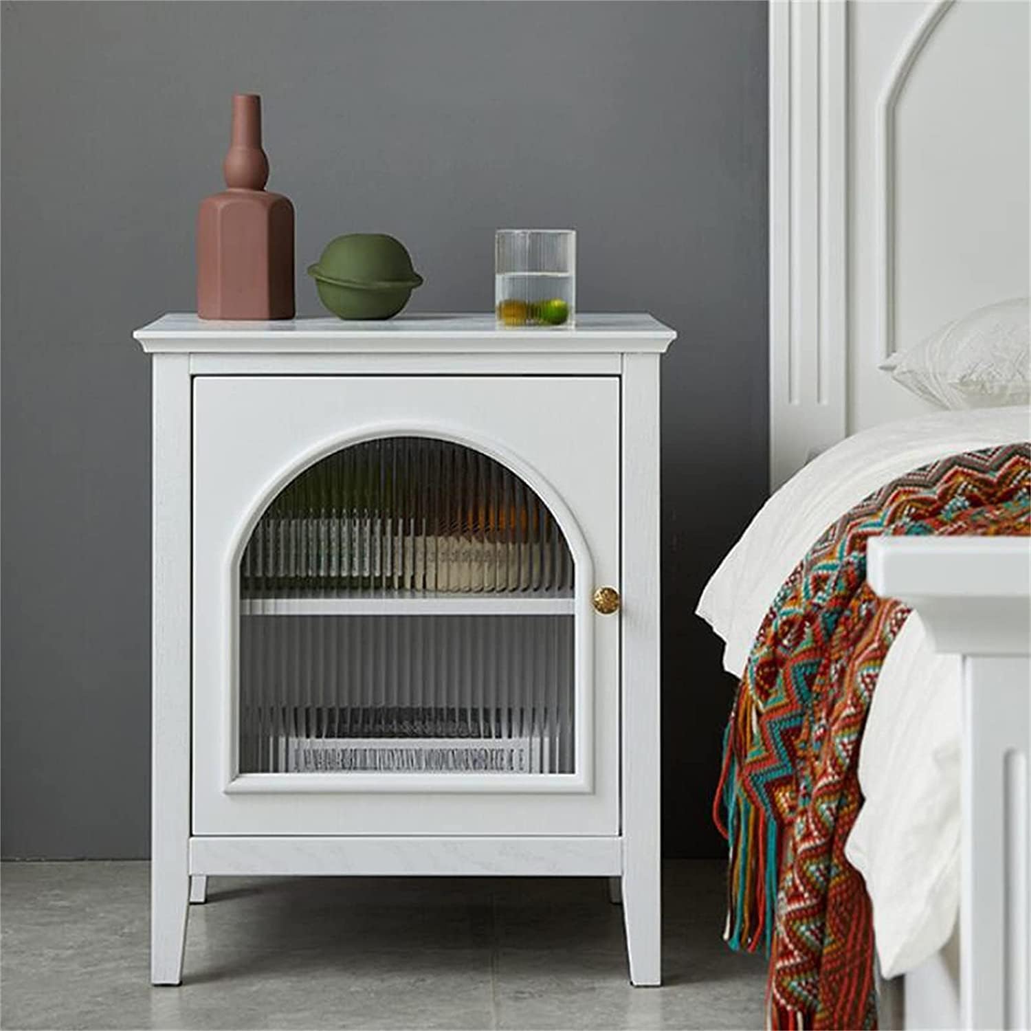 ライトラグジュアリーベッドサイドテーブルホワイトソリッドウッド、ドア付きシンプルモダンナイトスタ..