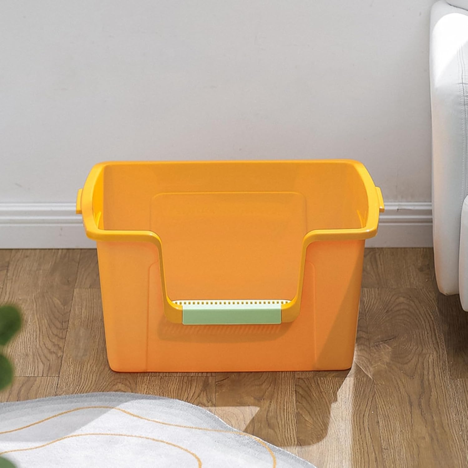 　　　 -------商品詳細------- 猫が出入りしやすいオープンタイプ。 プラスチック製なので、水洗いできてお手入れ簡単。 快適・健康・清潔 猫ちゃん想い設計のシステムトイレ。 インテリアに馴染むカラーで猫と過ごすおしゃれ空間を演出。 入り口が低いので、成猫はもちろん、子猫にも使える。ハーフカバーは砂返し付きで、チップの飛び散りを防ぐ。説明 商品の紹介 商品名：猫用トイレ本体 対　象：子猫〜成猫 素　材：PP お掃除専用スコップ付きのおすすめ商品です！ インテリアにも合うシンプルでかわいいネコ用トイレ。 お手入れ簡単です。水洗いする事で清潔かつ経済的で、環境にも配慮されています。 形もとってもシンプルで軽量なので、分解するのも簡単にでき、手軽にお手入れができる、便利で人気のアイテムになります。 おしゃれでシンプルな構造で掃除がしやすく、シャワーなどで丸洗いもできるので、いつでも清潔に使用できるねこ用トイレです。 高品質素材を採用して、また抗菌技術「イオンピュア」で加工されているので、高い消臭性を発揮してくれます。従来品よりもっと安全性があります。 この猫用トイレ本体はセミクローズデザインで猫砂の飛び散りを効果的に防ぎます。子猫は好きなだけ砂を掘ることができる、砂が飛び散るが心配なし！ グリッドデザインを採用しているため、フィルタリングしてシャベルをより楽しく簡単にできます。便利なスコップも外側に引っかけられ、スコップの置き場に困らずスッキリ収納できます。 使用上の注意： ●用途外に使わない。 ●チップは食べ物ではない。 ●子供のいたずらに注意する。 ●チップは子供と認知症の方などの誤食に注意する。 ●トレーを移動する時は、必ずトレー下部を持って運ぶ。 ●トレーをごみに出す時は、お住まいの地域のルールに従う。 ●トレーが汚れた時は、洗い、よく乾かす(室外では陰干しする)。 ●シート、チップを水洗トイレに流さない。詰まりの原因になる。 ●シート、チップを開封した後は、湿気の少ない風通しの良い場所に保管する。 ●万一、チップがトレーから飛び散った時は、すぐ片付ける。足をすべらせる恐れがある。 ●トレーは室内の平らな場所に置く。暖房器具等のそばに置いたり、熱湯をかけたりしない。人やペットのやけど、火災、製品の変形等の恐れがある。