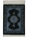 ペルシャ絨毯 クム産 ザリン工房 シルク 約50cm x 68cm 玄関マット ブラック ブルー 黒色 青色 メダリオン シルク 絹 絵画 タペストリー 壁 サラサラ ツヤツヤ 艶 光沢 上品 高級 ホットカーペット対応 床暖房対応 オールシーズン 一年中 一点物