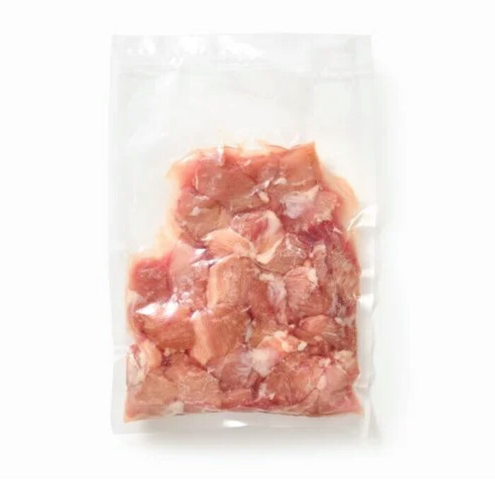 商品特徴：ソリレスは鶏肉の中でも希少な部位の一つで鶏もも肉の足の付け根にある部分です。一つがピンポン玉ほどの大きさになり、一羽から二つ、約40g程しか取ることができません。 原材料名：鶏そり（ソリレス）（タイ産） 内容量：300g/パック 冷凍便にてお送りします