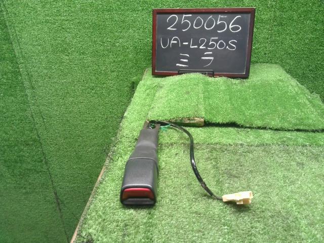 【中古】ミラ UA-L250S 右フロント ドライバーシートベルト受け キャッチ バックル 73230-B2050-030 自..