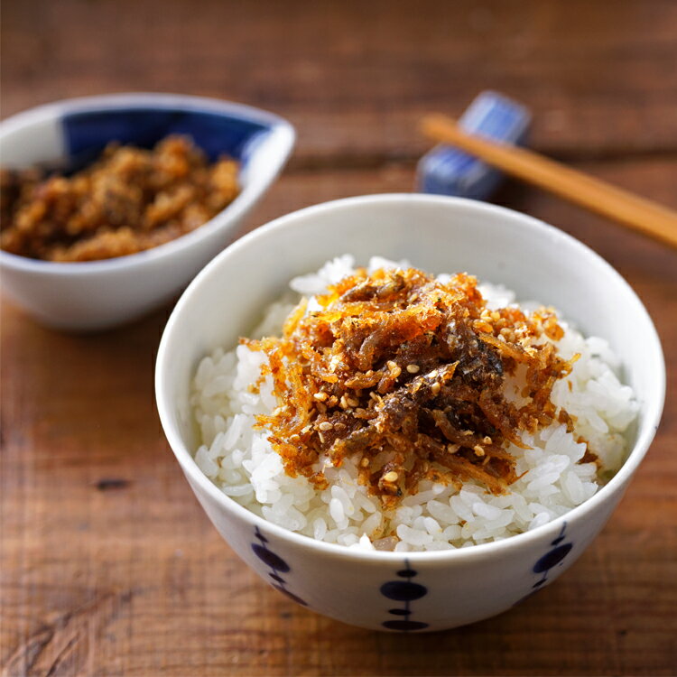 鮭を余すことなく食品にするをモットーに、脂のある紅鮭の皮にひと手間かけ、国産のちりめんじゃこ、国産のまぐろ削り節を使用して昔懐かしい甘じょっぱい味付けにしています。