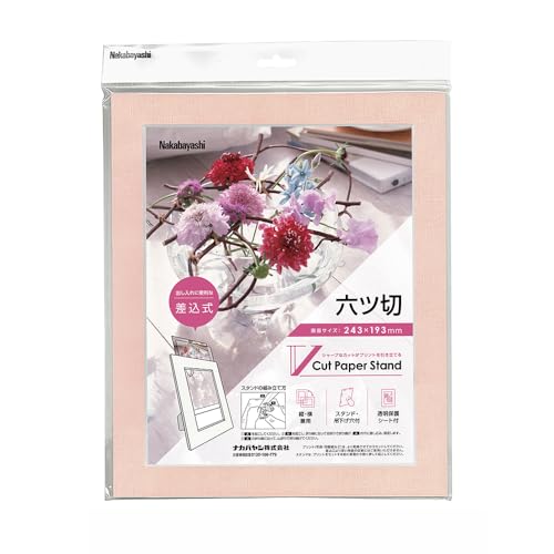 ピンク/-/VPS-6P-P・パッケージ個数:1・マット外形寸法:W248xD5xH300mm・本体重量:約210g・収納用紙サイズ:203x254mm、画面サイズ:193x243mm・材質:Vカットマット台紙(クッション貼合2.0mm厚)、台紙/板紙、スタンド/板紙、透明板/PETシート(0.25mm※保護フィルム付)・スタンド・吊り下げ兼用タイプシャープなカットがプリントを引き立てるVカットペーパースタンド。出し入れに便利な差し込み式。●差し込み式で気軽に使えるVカットペーパースタンドに写真対応サイズが新登場!…新サイズより透明板をPP素材からPET素材へ変更いたします。従来品よりも透明度がアップして写真をさらに引き立てます。※同シリーズのはがき(A6)、2L、A4 、W四切の画面サイズは、シャッフルプリントサイズ対応です。●表紙の素材…キャンバスのような質感でインテリアとしてもギフトとしても使いやすい風合いの紙を採用しました。●出し入れに便利な差し込み式…プリントと透明保護シートは上部スリットから出し入れします。[縦横兼用][スタンド・吊り下げ穴付][透明保護シート付]