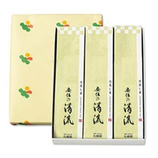 商品情報名称煎茶原材料緑茶原材料産地名国産内容量100g×3本　化粧箱入賞味期限6ヶ月以上保存方法お茶は鮮度が大切です。未開封の場合は、冷凍庫で保存を常温に戻してから開封し、開封後は冷暗所で保管してお早めにお飲みください。箱サイズ229×175×37mm製造者マルカブ佐藤製茶株式会社静岡県静岡市葵区大原1145お茶 日本茶 ギフト 贈答 国産 茶葉 1番茶 真空パック 静岡 新鮮 1番人気 【化粧箱入】 安倍の清流 真空パック 100g×3本セット 甘み、香り、滋味のバランスが取れた普段使いにピッタリな逸品です。 多くの方に愛され続けている「安倍の清流」。芽伸びの最盛期につみとった元気な新芽を愛情込めて仕上げています。芳醇な香りと、ほどよい渋みに引き立てられる甘みやコク。二煎目、三煎目もおいしく、経済的なことも人気の理由です。 2