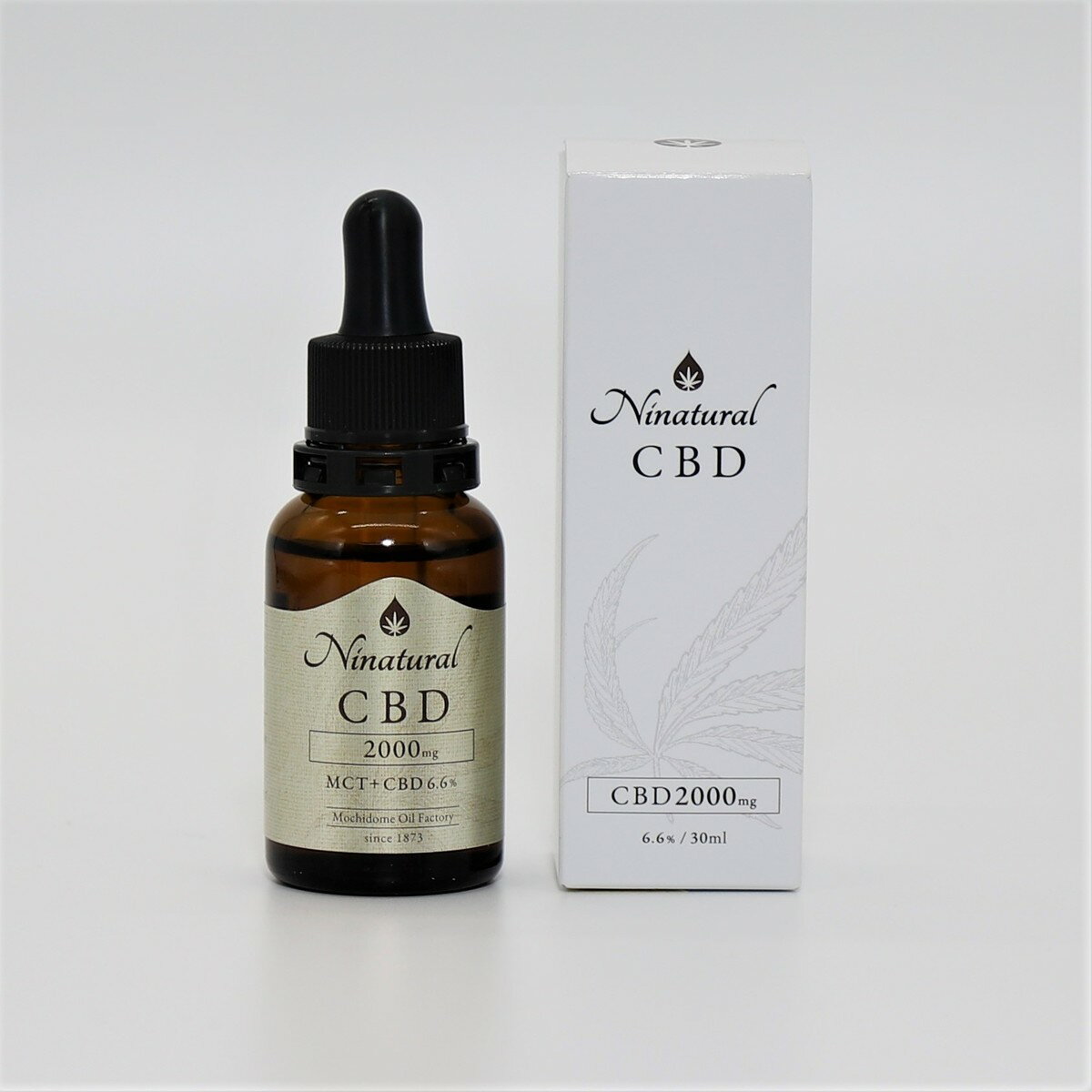 完全国内生産 ニーナチュラルCBD 2000mg MCT+CBD6.6% 30ml CBDオイル 無添加 カンナビノイド カンナビノイドオイル 飲む美容 健康オイル 国内生産 ノイド ヘンプ 不眠 ストレス 過食 更年期 フルスペクトラム リラックス THCゼロ PMS HSP 生理痛 IBS 寝れない 安心・安全の国内製造品 老舗製油会社製造 製造は約150年の歴史がある持留製油株式会社が製造 ニーチナチュラルでは、アメリカのオレゴン州で有機栽培認定されている農場で栽培されたヘンプを使用しています。日本の法律では、麻の花穂や葉の所持など禁止されているため、規制対象外となっている成熟した種子や茎からCBDを抽出しています。原料を輸入する前には第三者機関によって2回の成分検査を行っており、さらに日本で製品化されたからも成分検査を行っています。THC0％であることを確認済みです。製造は約150年の歴史がある持留製油株式会社が行っています。菜種油を中心とした食用油の製造を行ってきた会社です。 有機栽培認定されている農場で栽培 第三者機関によって2回の成分検査 THCフリーの高品質なオイル オレゴンの豊かな自然環境のもとで生産され、日本の法律基準をクリアしたCBDアイソレートを直輸入。その厳選した素材を、食用油一筋に創業140有余年の歴史を持つ持留製油がISO・JAS認証の国内各工場でブレンドして製品化します。第三者委員会にてCBD含有量を調べる品質検査を行い、CBD認証マークを取得。原料から製法、製造プロセスまですべてにこだわり、安心のクオリティを実現しています。 1