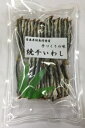 内容量 70グラム 賞味期限 180日 保存方法 直射日光、高温多湿を避けて保存 原材料 いわし（青森産） 商品説明 うどん、そばのだしにどうぞ！！青森県では津軽海峡から陸奥湾に入り込む秋のいわしを一つ一つ手仕事で丁寧に、頭を取り、はらわたを除き、串に刺し、炭火であぶり、乾燥させる「焼き干し」が作られています。炭火でじっくりと焼き上げることで、魚全体に火を通すとともに、脂分を流し出し、さらには独特の香ばしい香り付けをする、煮干に使われる小魚のうまみを究極にまで引き上げる製法です。煮干よりも高級で、上品なだしがとれます。