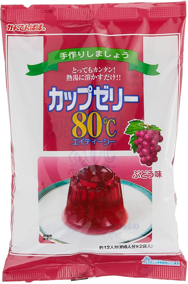 かんてんぱぱ カップゼリー80℃ぶどう味（約6人分X2袋入）【送料無料】 かんてんぱぱ カップゼリー80℃ぶどう味（約6人分X2袋入）【送料無料】 熱湯に溶かして冷やすだけのゼリーの素。 手作りの楽しさと、作りたてのゼリーのおいしさを味わってください。手作りゼリーで、あなただけのおもてなしをどうぞ。ゼリーの食べごろ…それは、“作りたて”。 80℃以上の熱湯に溶かして冷やすだけ！簡単で便利な手作りゼリーの素です。名称（一般名称）：ゼリーの素原材料名：糖類（砂糖、ぶどう糖、粉飴）、寒天、ゲル化剤（増粘多糖類）、酸味料、香料、ビタミンC、ブドウ果皮色素内容量：200g（100gx2袋）賞味期限：枠外左下に記載保存方法：直射日光、高温多湿の場所を避け、常温で保存製造者：伊那食品工業株式会社長野県伊那市西春近5074 12