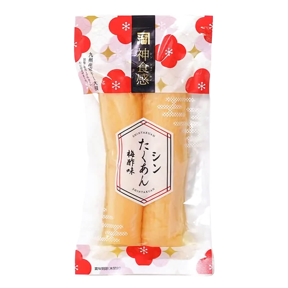 岩塩を使用し、減塩でやさしい味わいに仕上げました。 寒干し大根の本来の美味しさが引き立つ、さっぱりとした甘さの梅酢風味です。 新物たくあんのようなフレッシュな味わいと、品質にこだわった寒干し大根のシャキシャキ神食感をお楽しみください。 独自の氷温熟成でじっくり仕込み、素材の美味しさを極限に引き出しました。 一般的なたくあんよりも塩分濃度を抑え（2〜3％台）、岩塩を使用し、やさしい味わいに仕上げています。 南国の太陽と寒風で干し上げたこだわりの寒干し大根。 短期間で干し上がった大根の表面には無数の小じわができ、驚きの神食感を生み出します。 【水溜食品】 鹿児島県のおいしい漬物といえば水溜食品。1941年の創業以来、鹿児島県と宮崎県の農産物を使用し、伝統の技術と手作りの味にこだわって、寒干大根や高菜漬けなどのさまざま製品を作っています。食の安全と安心、そして美味しさの追求のために確かな品質管理を徹底しています。 商品名水溜食品 シンたくあん 梅酢味 内容量2ケ入×2袋 原材料干し大根（九州産）、漬け原材料〔食塩、アミノ酸液、果糖ぶどう糖液糖、醸造酢、梅酢（醸造酢、梅エキス、食塩）、米ぬか〕／調味料（アミノ酸等）、甘味料（ステビア、甘草）、酸味料、香料、酸化防止剤（V.C） 保存方法直射日光、高温多湿を避けて保存してください。 備考■商品はネコポスにてお届けします。ポスト投函でのお届けとなります。■熨斗・ギフト包装はできません。■複数セットご購入いただいた場合、宅配便でのお届けとなることがあります。