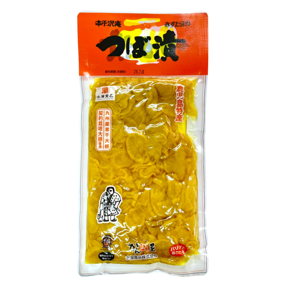細かく刻んだ干し大根を醤油漬にした「つぼ漬け」。 九州産寒干大根を大型冷蔵庫で低温発酵しました。 南九州発祥の漬物で、500年以上の歴史があります。 凝縮された醤油の旨みや甘みがご飯によく合い、お箸が止まらない美味しさ！ 鹿児島特産の風味豊かなつぼ漬けです。 【水溜食品】 鹿児島県のおいしい漬物といえば水溜食品。1941年の創業以来、鹿児島県と宮崎県の農産物を使用し、伝統の技術と手作りの味にこだわって、寒干大根や高菜漬けなどのさまざま製品を作っています。食の安全と安心、そして美味しさの追求のために確かな品質管理を徹底しています。 商品名水溜食品 鹿児島特産 つぼ漬 内容量250g×10袋 原材料干しだいこん（九州産）、漬け原材料〔糖類(果糖ぶどう糖液糖、砂糖)、食塩、醤油、アミノ酸液、発酵調味液、醸造酢、煮干しエキス、唐辛子〕／酸味料、調味料(アミノ酸等)、酒精、グリシン、保存料(ソルビン酸K)、甘味料(サッカリンNa、ステビア、甘草)、メタリン酸Na、黄色4号、増粘多糖類、香料、（一部に小麦・大豆を含む） 保存方法直射日光、高温多湿を避けて保存してください。 備考■この商品は沖縄県・離島へはお届けできません。該当のご注文はキャンセル処理を行います。■箱に直接、配送伝票を貼った形でのお届けとなります。熨斗・ギフト包装などはできません。