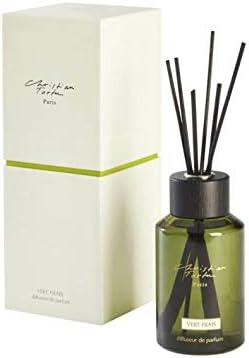 内容量(約): 250ml Perfume Diffuser ルームフレグランス　Vert Frais ヴェールフレ（フレッシュグリーンの香り） フレッシュグリーンの広がりを発見してください、フローラルノートのおいしいブーケはベルガモット、柑橘類と穀物の心を豊かにする大自然を感じる香りに調香されています。 【調香】 ヘッドノート：ベルガモット、バーベナ ハートノート：プチグレイン、ネロリ ベースノート：ムスク Christian Tortu クリスチャン トルチュ 世界を魅了するフラワーアーティストChristian Tortu クリスチャン トルチュが手掛けるフレグランスコレクション。 un art de vivre la nature（アール ド ヴィヴル ラ ナチュール）」、日本語で”自然と暮らす美学”というコンセプトの元、 花・植物・野菜を大胆にミックスした彼のフラワーアレンジメントのスタイルを再現した、自然の中にいるかのような ユニークな香り体験を提供します。 季節の流れと共に、絶え間なく形を変える自然のありのままの素顔からインスピレーションを受けた、花、果実、野菜など 植物の驚くべきコンポジション（組み合わせ）から生み出される香りのハーモニーとクリスチャントルチュの世界をご体感ください。