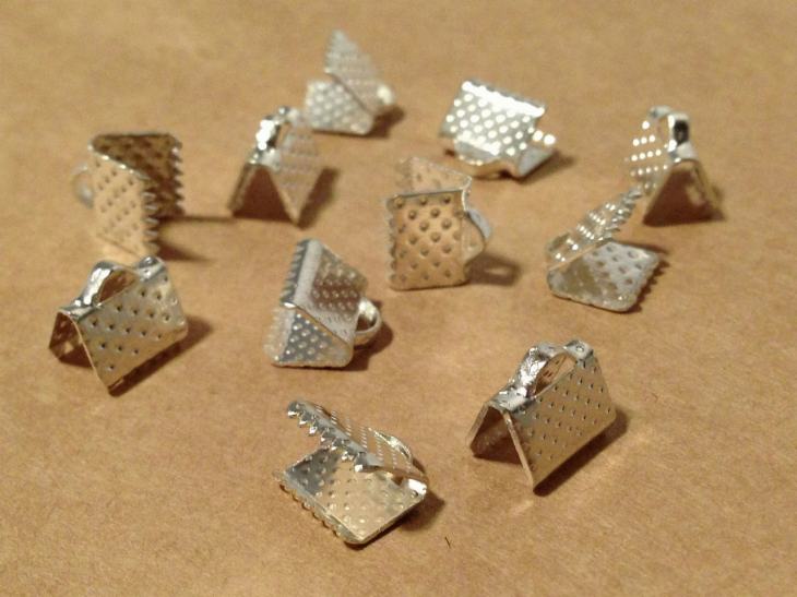 乐天商城 - 【レース留め金具・ヒモ留め 約10個セット(8mm 0.8cm)】プラチナ 白銀 ニッケルフリー 金具 材料 問屋 パーツ レース タグ アクセサリー ハンドメイド おすすめ