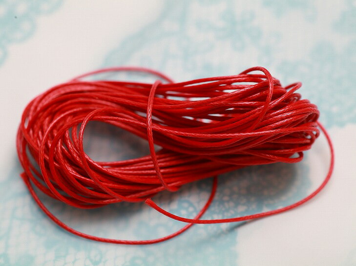 【ロー引き紐 径約0.5～1mm・約5m】レッド 赤 ポリエステル カラーワックスコード ロウヒモ 丸紐 ロープ ビーズ アクセサリーパーツ アクセサリー パーツ おすすめ 問屋 卸 ハンドメイド ハンドメイドパーツ 材料 ロウ引き紐 蝋引き紐 ワックスコード