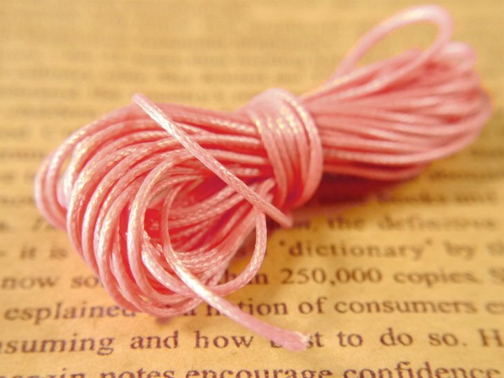 【ロー引き紐 径約1.0〜1.2mm・約5m】ピンク ポリエステル カラーワックスコード ロウヒモ 丸紐 ロープ ビーズ アクセサリーパーツ アクセサリー パーツ おすすめ 問屋 卸 ハンドメイド ハンドメイドパーツ 材料 ロウ引き紐 蝋引き紐 ワックスコード