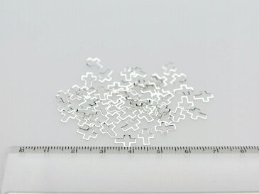 【ポイント11倍】 【レジン パーツ 封入 素材】 メタルパーツ ふちどりクロス(約8x6mm)約50個 シルバー アートパーツ 埋め込み 封入資材 ネイル用品 デコ素材 問屋 部品 レジン