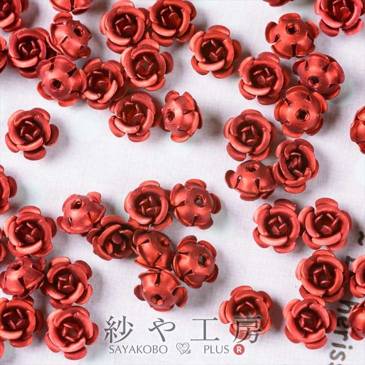 楽天アクセサリーパーツの店 紗や工房アルミ薔薇 高品質 メタルカラー レッド 6mm 50個 50ヶ 通し穴付 花 ばら デコ ネイル 約0.6cm 花びら アルミ製 アルミローズ 素材 封入素材 さや工房 手作り アクセサリー パーツ ハンドメイド ハンドメイドパーツ 材料 アクセサリーパーツ 問屋 卸 おすすめ