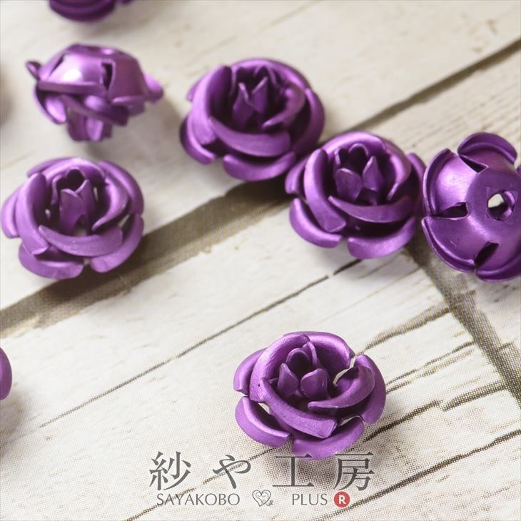 楽天アクセサリーパーツの店 紗や工房アルミ薔薇 高品質 メタルカラー パープル 10mm 25個 25ヶ 通し穴付 花 ばら デコ ネイル 約1cm 花びら アルミ製 アルミローズ 素材 封入素材 さや工房 手作り アクセサリー パーツ ハンドメイド ハンドメイドパーツ 材料 アクセサリーパーツ 問屋 卸 おすすめ