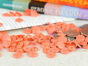 プラスナップ スナップボタン(T-3)【マットカラー 30組(10mm サーモンピンク)】手芸材料 プラスチック製 ボタン 入園 入学式 行事 ベビー服 軽量 子供服 雑貨 小物 金属アレルギーの方にも優しい