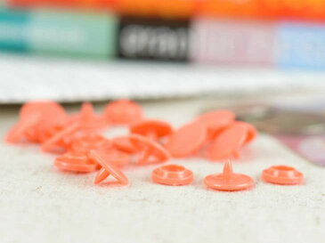 プラスナップ スナップボタン(T-3)【マットカラー 30組(10mm サーモンピンク)】手芸材料 プラスチック製 ボタン 入園 入学式 行事 ベビー服 軽量 子供服 雑貨 小物 金属アレルギーの方にも優しい