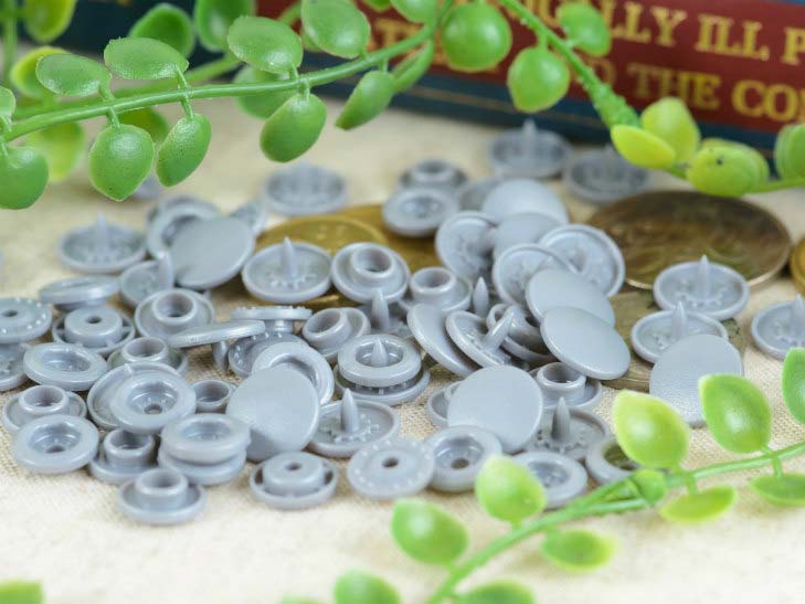 【店内最大P20倍】プラスナップ スナップボタン(T-5) マットカラー 約30組（12mm グレー） プラスチック製 ボタン 入園 入学式 行事 ベビー服 軽量 子供服 金属アレルギーの方にも優しい アクセサリー パーツ 材料 アクセサリーパーツ 問屋 卸 ハンドメイドパーツ おすすめ