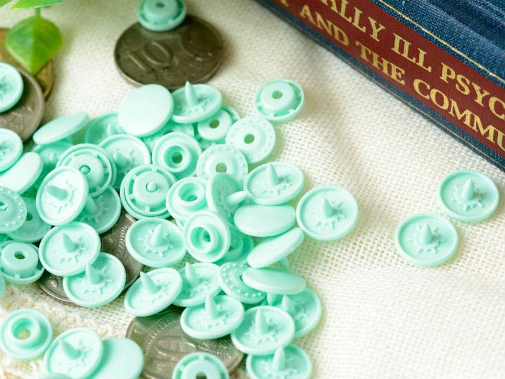 【店内最大P20倍】プラスナップ スナップボタン(T-5) マットカラー 約30組（12mm パステルグリーン） プラスチック製 ボタン 入園 入学式 行事 ベビー服 軽量 アクセサリー パーツ 材料 問屋 おすすめ