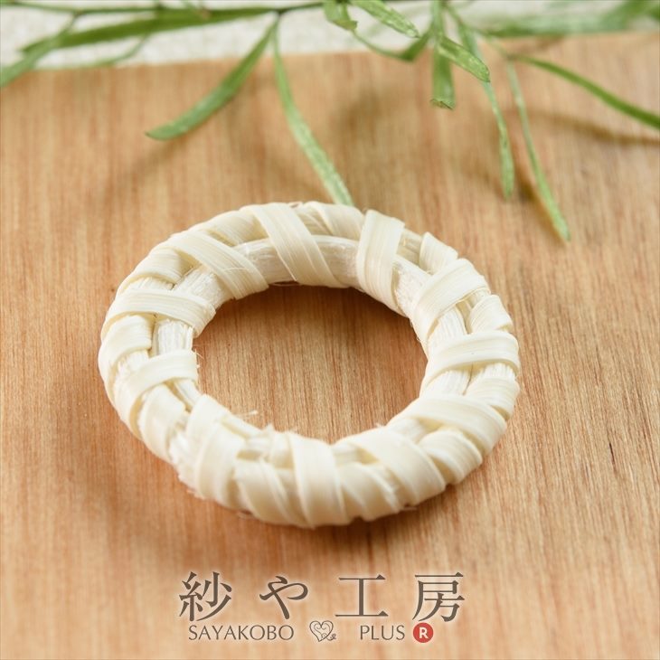 ラタンパーツ チャーム ラウンド 24〜29mm ホワイト 1個 1ケ 自然素材 ナチュラル ラタン素材 ラタン 2.5〜3cm ラタン製 ナチュラル素材 椰子 さや工房 アクセサリー パーツ ハンドメイド 材料 問屋 おすすめ