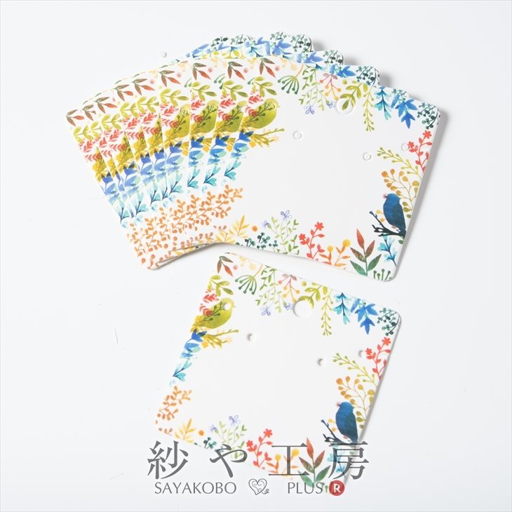 台紙 カラーボタニカルと小鳥 ホワイト 60mm 10枚 動物柄 アクセサリー台紙 ラッピング ピアス イヤリング 包装資材 ディスプレイ 約6cm さや工房 ...
