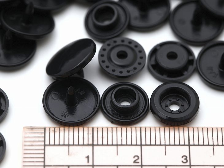 プラスナップ スナップボタン(T-5)【30組(12mm 黒)】手芸材料 プラスチック製 ボタン 入園 入学式 行事 ベビー服 軽量 子供服 雑貨 小物 金属アレルギーの方にも優しい 取り付け方 かわいい