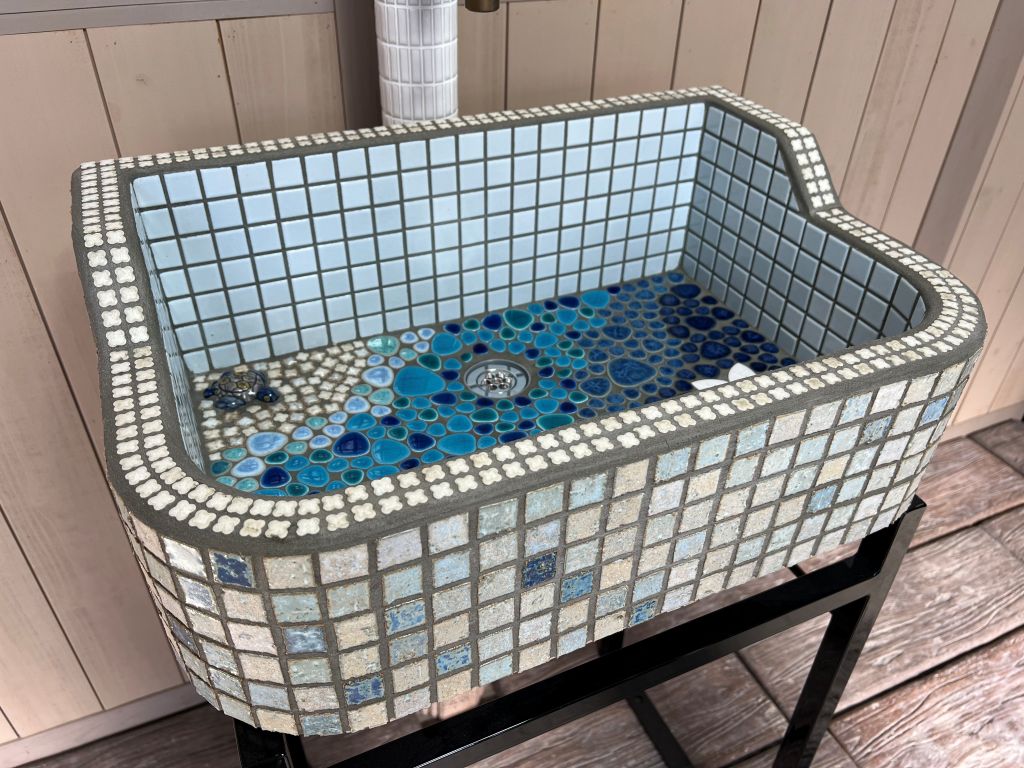 【スーパーSALEポイント2倍】即納可能！ガーデンシンク タイルシンク 防水 抗菌 洗面ボウル ガーデンパン 庭 手洗い 小型 店舗 屋内 カフェ 流し トイレ ガーデニング レトロ 可愛い おしゃれ 人気 モザイク 美濃焼 古民家 リフォーム リノベ 暮らしの道具