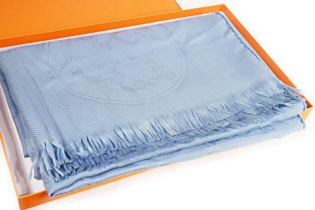 エルメス　HERMES　カシシル　ショール　ストール　ニュー・リブリス　カシミヤ85％×シルク15％　ライトブルー　水色　薄い青　本物　ランクA　箱付き　ニューリブリス　馬車柄　H柄のサムネイル