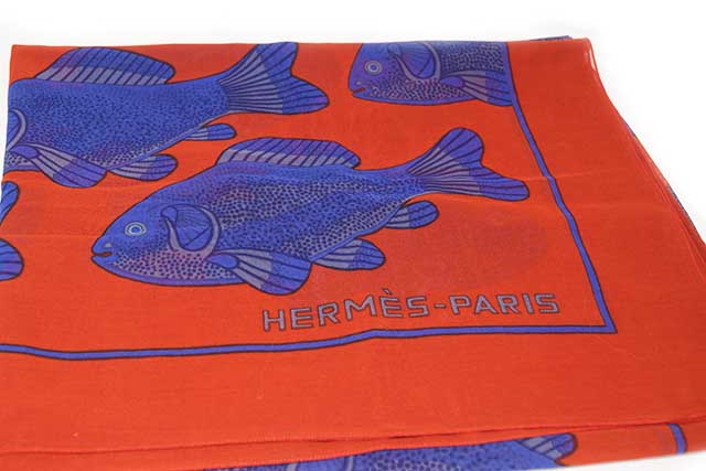 乐天商城 - エルメス　HERMES　大伴ショール　パレオ　ストール　コットン100％　行き交うさかな　ポアソン　poisson　赤×ブルー　本物　新品同様　綿100　W170cm