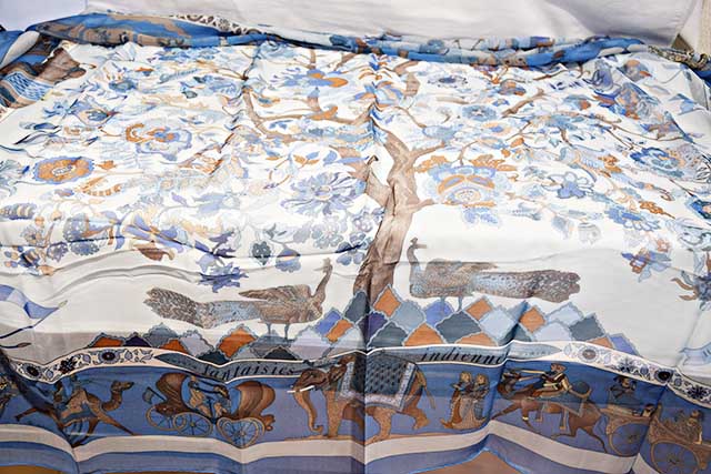 Rakuten - エルメス　HERMES　ショール140　シルクモスリン　シフォンストール　スカーフ　ショール　 眩惑のインド　fantaisies indiennes　ブルー　青　水色　BLUE　シルク100％　本物　新品同様