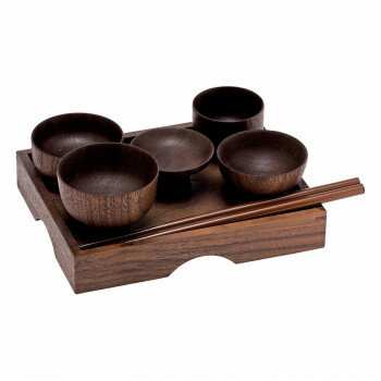 無垢材で仕上げた高級仏膳です。箸は17cm(小)黒を使用しています。サイズ飯椀:直径55×38mm、汁椀:直径51×28mm、高月:直径48×24mm、平椀:直径52×28mm、壷椀:直径42×30mm、箸:175mm、膳:120×150×15mm個装サイズ：30.0×20.0×15.0cm重量146g個装重量：650g素材・材質膳:無垢椀:無垢箸:アテ材、表面加工/ウレタン生産国日本fk094igrjs