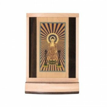 小さなお仏壇でも使えるコンパクトタイプのスタンド軸(三尊仏)です。サイズ奥行33×幅100×高さ150mm個装サイズ：30.0×20.0×15.0cm重量128g個装重量：650g素材・材質無垢メラミン紙生産国中国fk094igrjs
