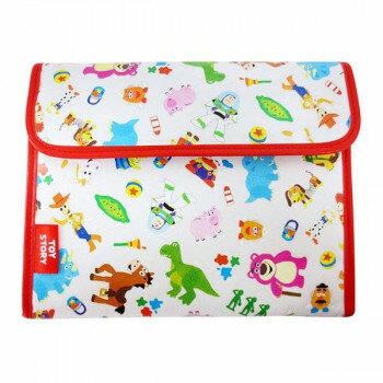 トイストーリーの仲間たちを全体にプリントしたにぎやかなデザインのマルチケースです!!テープ式で開け閉めしやすく、13×18cmタイプの母子手帳やカードをまとめて収納できます。サイズ約W227×H180×20mm(閉じた状態)個装サイズ：18.0×22.7×2.0cm重量約160g個装重量：160g素材・材質T/C、ポリエステル、ナイロン、ポリウレタン仕様カード収納枚数:15枚ファスナーポケット:1つジャバラ式ポケット:1つ(3室)生産国中国fk094igrjs