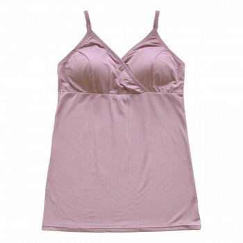 肩紐が調節できるので自分サイズに調節可能。素材は、伸縮性が高くサラッとした肌ざわりのリブ調針抜きベア天竺を使用。授乳機能は、クロスオープンを採用。時短重視のママには片手でさっと簡単に授乳ができます。カップは取り外し可能タイプ。カップを外してブラの上からの重ね着使いも可能です。臨月にも安心な着丈で産前産後もご使用可能。裾はボトムインでも快適なスマートなシルエットです。夏の頻回授乳にはブラなし1枚着でお洗濯の枚数が減らせ、冬の授乳にはブラと違いおなかを覆うキャミソールは大活躍します。通年で体温調節に使えるアイテムです。洗濯ラベルをカップ裏布口の内側に縫い付けているので、直接肌にあたらないやさしい仕様です。※油分(ボディクリームオイル等)が製品に沈着すると色移りが発生する場合がございますのでご注意ください。※マタニティサイズは一般のレディースサイズと異なりますのでご注意ください。※バストなどボディサイズの変化は個人差がありますので、当てはまらない場合もございます。※妊娠月数、着用感の好みによって先を見越したサイズ選びをおすすめします※バストの補正力はありません。バストトップを目立たせないことが主な目的です。サイズバスト93?101cm、腹囲88?110cm個装サイズ：24×32×5cm重量個装重量：109g素材・材質ポリエステル90%、ポリウレタン10%(針抜きベア天竺)テープ部:ナイロン85%、ポリウレタン15%カップ裏:綿100%仕様【生地】厚さ:やや薄め伸縮性:あり透け感:若干あり【お手入れ方法】洗濯機洗い可(ネット使用)生産国中国fk094igrjs