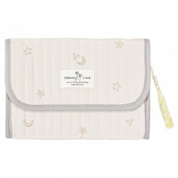 バッグの中を整理できてママのストレスを軽減します。A5判が入る大きめサイズで整理して使いやすいです。ジャバラタイプなので取り出しやすく、ボタンでらくらく開閉できます。通帳入れなどマルチケースとしてもお使いいただけます、柔らかなコットンに刺しゅうをあしらった人気のキルト生地です。パール付きのタッセルがアクセントになります。※母子手帳のサイズは自治体により異なります。※ご購入の前に、母子手帳のサイズをご確認ください。※収納使用感には個人差があります。サイズ約18.5×25×3cm個装サイズ：29×23×3cm重量約90g個装重量：94g素材・材質外側:綿100%、中わた:ポリエステル100%、内側:ポリエステル100%生産国中国fk094igrjs