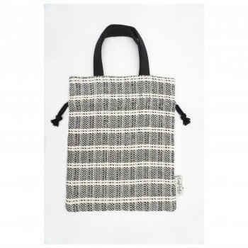大きめで使いやすい巾着バッグです。紐を絞ってかわいい巾着型に。サイズ32×26cm個装サイズ：32×26×2cm重量個装重量：90g素材・材質綿100%生産国インドfk094igrjs