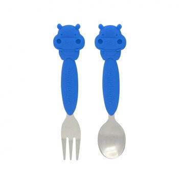 カラフルなスプーンとフォークです。シリコン製で持ちやすいグリップです。食べ物をしっかりキャッチする先端を丸めたフォークは、子ども達の為に安全に設計されています。サイズスプーン:14.9×1.4×2.8cm、フォーク:14×1.4×2.8cm個装サイズ：17.2×9×1.6cm重量スプーン:20g、フォーク:40g個装重量：80g素材・材質シリコンステンレススチール仕様耐熱温度:-20～120度対象年齢:3才～食洗機:可食器乾燥機:可電子レンジ:不可安全基準:食品衛生法生産国中国fk094igrjs