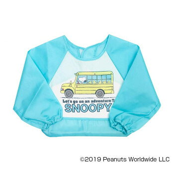 大人から子どもまで大人気のキャラクター「SNOOPY(スヌーピー)」から、長袖エプロンが登場!柔らかい素材なので、違和感なく着用できます。腕を通して首後ろで面テープで留める仕様になっています。コンパクトに丸められて持ち運びやすいので、外食などお出かけにも便利です。※ご覧いただく環境により実際の商品と色味が異なって見える場合がございます。ご了承のほどお願い申し上げます。サイズ着丈32×身横34×裄丈44×袖口横7cm個装サイズ：25×33×1cm重量個装重量：250g素材・材質ポリエステル生産国中国fk094igrjs