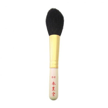 ローソク型・毛長・尖りブラシです。毛先の部分は細作りです。軽く抑え込まないでお使いいただきますと、ハイライトにもご使用いただけます。毛量がありますので、少し抑えて、チークブラシに。全体の毛先をお使いいただきますとパウダーブラシとしてもお使いいただけます。丸型なので、お肌にあてた時、いつも同じ感覚でご使用をいただけます。粗光峰なので腰が強く、でも肌当たりはソフトです。サイズ全長145mm、毛丈50mm個装サイズ：16×4×18cm重量21g個装重量：22g素材・材質毛質:粗光峰(ヤギ)生産国日本fk094igrjs